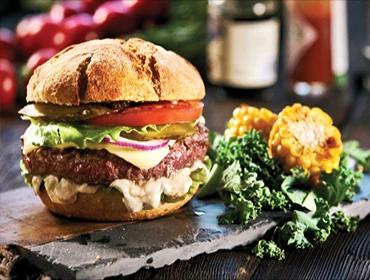 Taze yeşilliklerle servis edilen burger